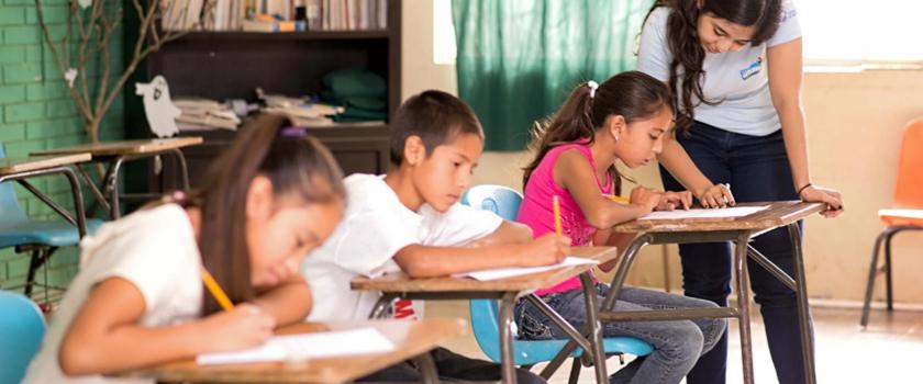 Genera un impacto en la sociedad a través de la educación